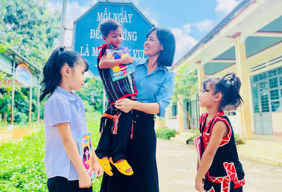 Việc xây dựng trường nội trú liên cấp kỳ vọng tạo đột phá trong phát triển giáo dục vùng biên, mở ra cơ hội học tập, ăn, ở ổn định cho học sinh vùng khó. Ảnh: T.D co-va-tro-vung-bien-gioi-phan-khoi-khi-truong-noi-tru-lien-cap-sap-duoc-khoi-cong-xay-dung.jpg