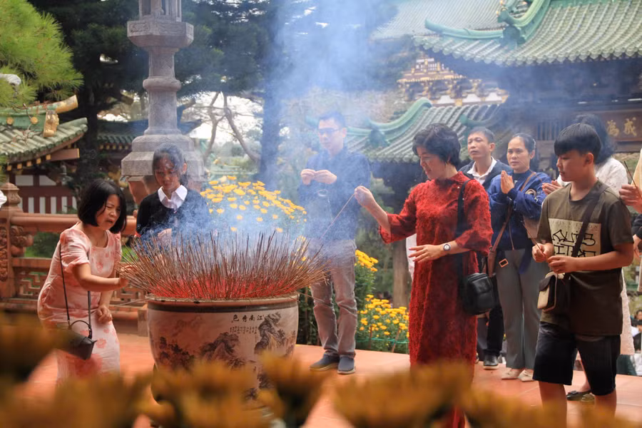 Người dân Gia Lai đi chùa cầu an vào mùng 1 Tết Nguyên đán Ất Tỵ 2025. Ảnh: Hoàng Hoài