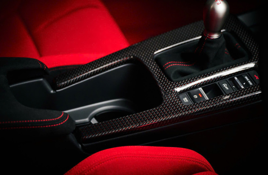 Nội thất Civic Type R Ultimate Edition với nhiều chi tiết được hoàn thiện từ carbon. Ảnh: S.T caede8f75611e14fb800.jpg
