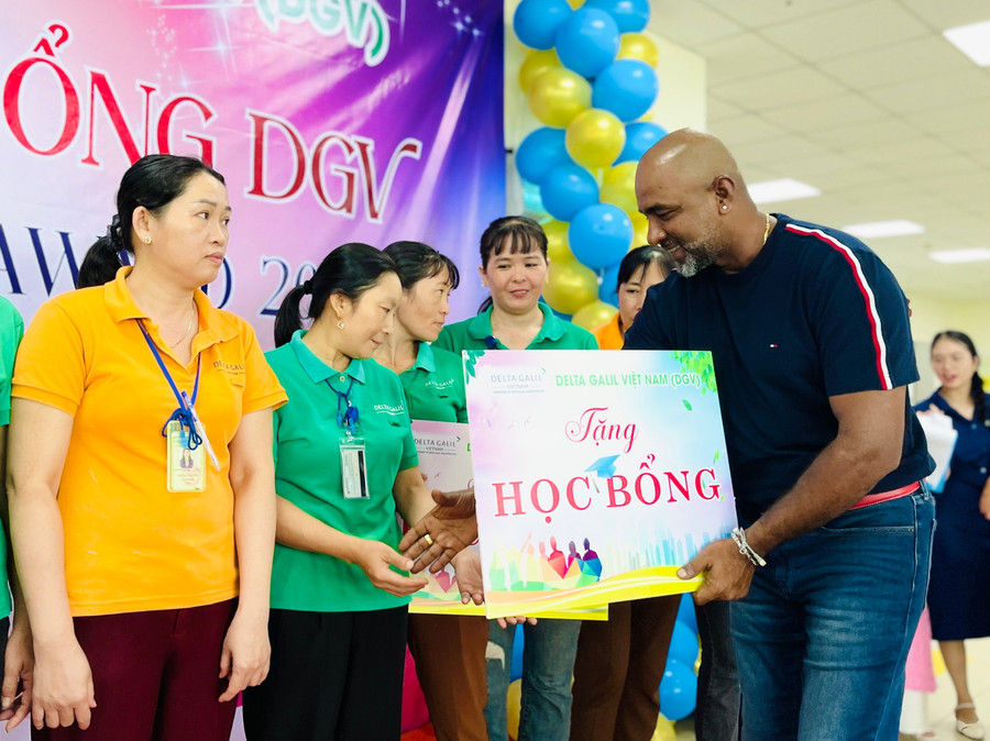 Đại diện Công ty TNHH Delta Galil Việt Nam trao học bổng cho con người lao động của Công ty. Ảnh: T.D 15a8bc5cf7387c662529.jpg