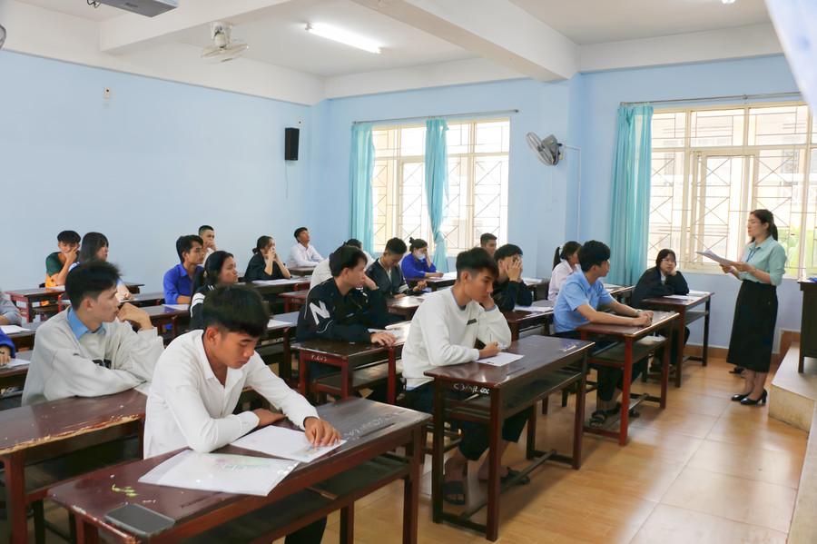 14 giờ chiều 25-6, tất cả các điểm thi đều tổ chức cho thí sinh làm thủ tục dự thi và nghe phổ biến quy chế thi. Ảnh: Đồng Lai kieu-hv-5259.jpg