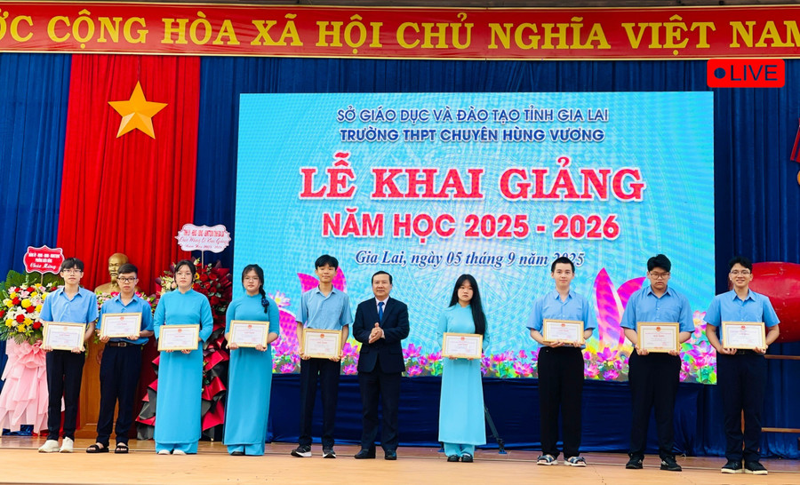 Trao thưởng cho các em thủ khoa trong kỳ thi tuyển sinh vào lớp 10 năm học 2025-2026. Ảnh: Trần Dung 18180b4f527cd922806d-2528.jpg