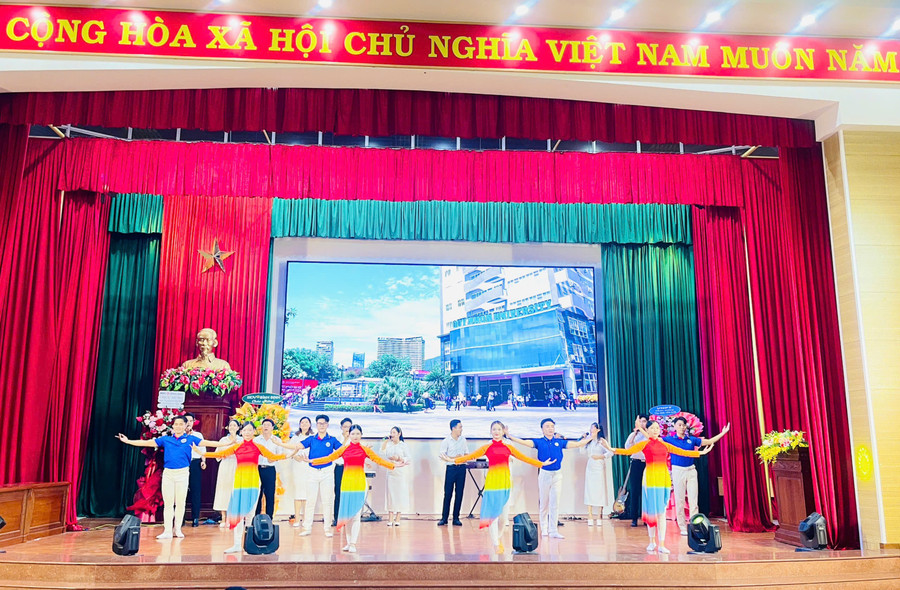 Tiết mục văn nghệ chào mừng tại đêm Gala “Tự hào sinh viên QNU”. Ảnh: T.D chuong-trinh-van-nghe.jpg