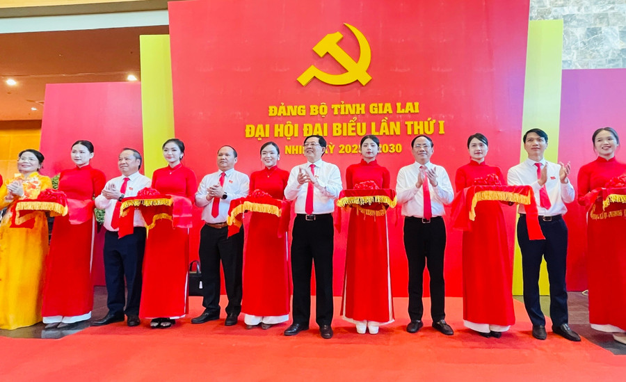 Các đại biểu cắt băng khai mạc triển lãm ảnh “Đảng bộ tỉnh Gia Lai-Tự hào viết tiếp truyền thống vẻ vang”. Ảnh: Trần Dung trien-lam-anh-dang-bo-tinh-gia-lai-tu-hao-viet-tiep-truyen-thong-ve-vang.jpg