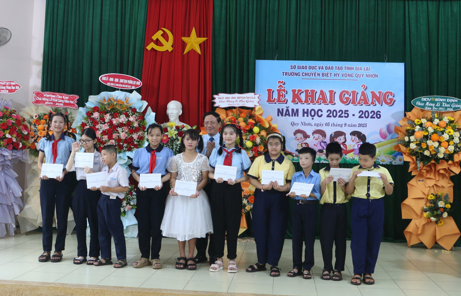 Trường Chuyên biệt Hy vọng Quy Nhơn (phường Quy Nhơn) phấn khởi nhận những phần quà ý nghĩa. Ảnh: Quang Tấn hinh-net.jpg