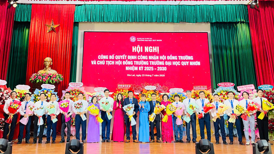 Hội đồng trường nhiệm kỳ 2025 - 2030 gồm 19 thành viên ra mắt tại hội nghị. Ảnh: T.D 4f3e915c6b06e258bb17.jpg