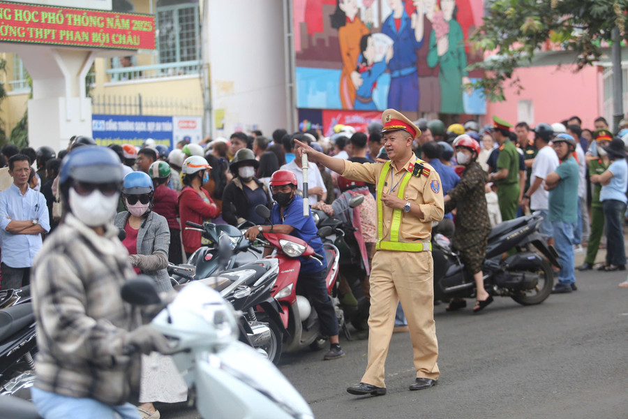 Lực lượng Cảnh sát Giao thông điều tiết giao thông bên ngoài các điểm thi. Ảnh: Văn Ngọc nv-ngoc-3868.jpg