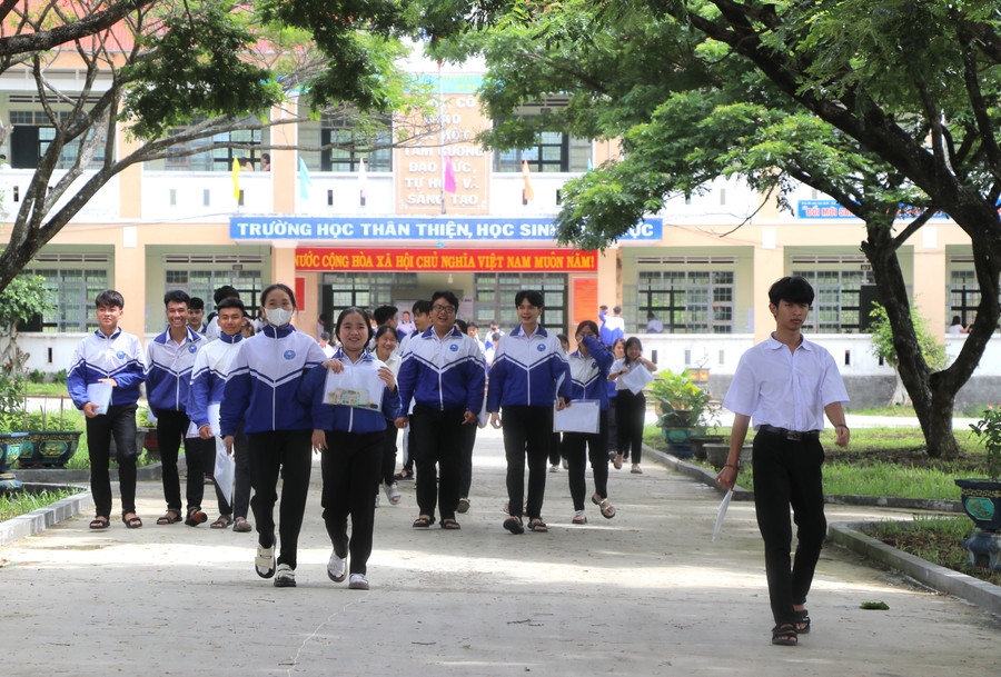 Nhiều thí sinh tại điểm thi Trường THCS và THPT Y Đôn (huyện Đak Pơ) cho rằng đề Ngữ văn "dễ thở". Ảnh: Ngọc Minh nv-c-minh-ket-thuc-mon-thi-ngu-van-thi-sinh-diem-thi-truong-thcs-va-thpt-y-don-ra-ve-voi-tam-trang-phan-chan-anh-ngoc-minh.jpg
