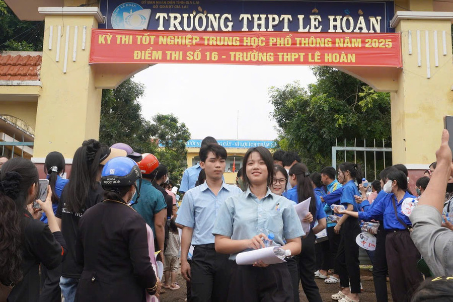 Các thí sinh phấn khởi sau khi hoàn thành môn thi đầu tiên. Ảnh: Chu Hằng nv-hang-8634.jpg
