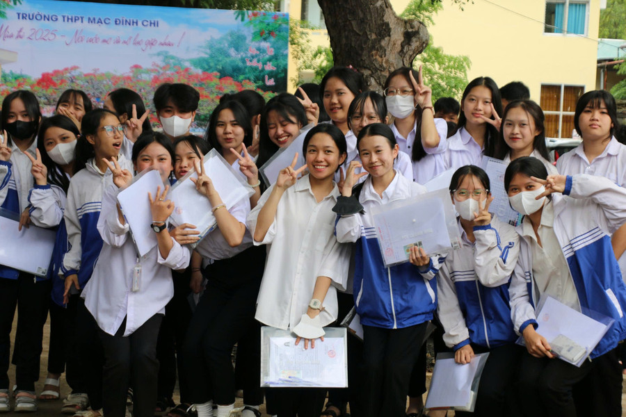 Tại điểm thi Trường THPT Mạc Đĩnh Chi (huyện Chư Păh), rất nhiều khuôn mặt rạng rỡ bước ra khỏi phòng thi sau khi kết thúc môn Ngữ văn. Ảnh: Đồng Lai nv-kieu.jpg