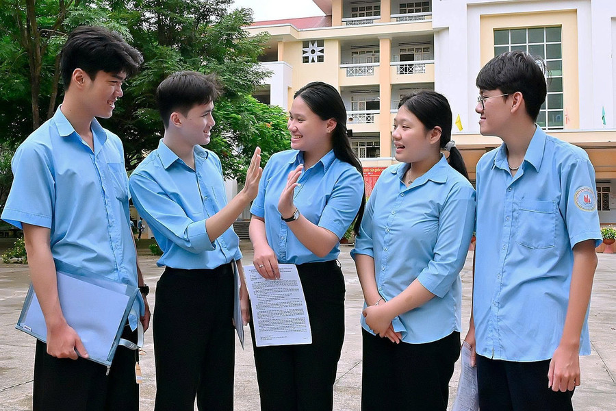 Đề thi Ngữ văn để lại nhiều cảm xúc cho thí sinh. Ảnh: Đ.T nv-athuy.jpg