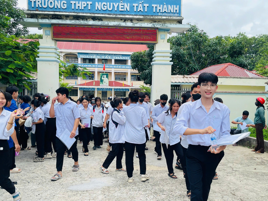 Thí sinh tại điểm thi Trường THPT Nguyễn Tất Thành (huyện Ia Pa) tự tin sau môn thi đầu tiên của kỳ thi. Ảnh: Vũ Chi nv-chi-cac-thi-sinh-diem-thi-truong-thpt-nguyen-tat-thanh-huyen-ia-pa-ho-hoi-roi-diem-thi-sau-khi-hoan-thanh-bai-thi-dau-tien-anh-vu-chi.jpg