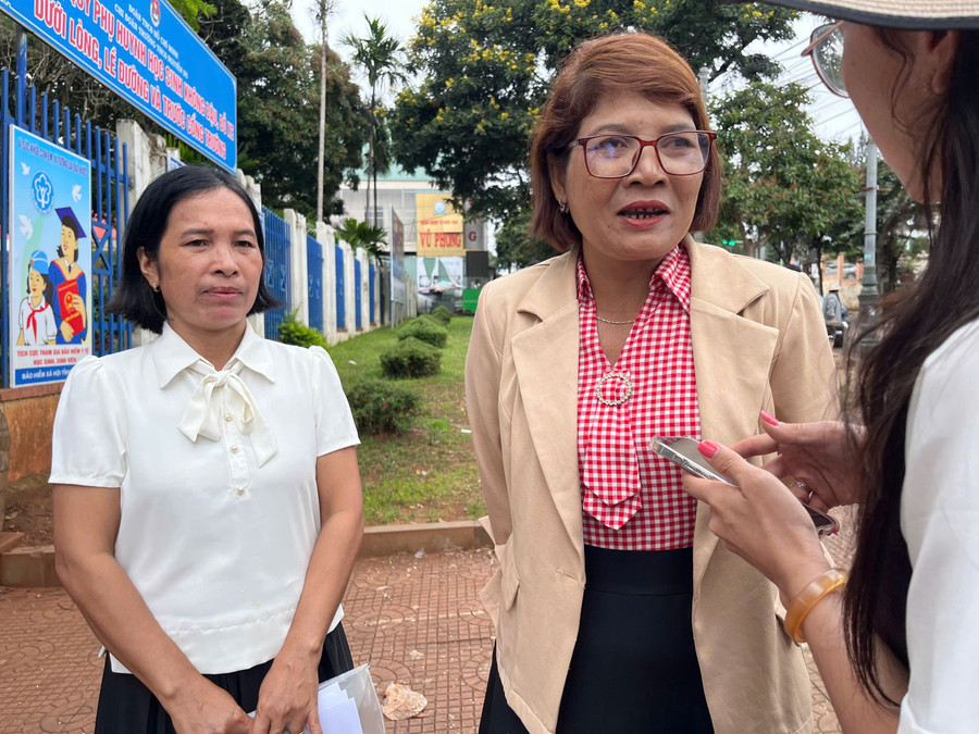 Chị Kpă H’ Truy (bìa trái) cùng đồng nghiệp dự thi kỳ thi tốt nghiệp THPT 2025 theo chương trình GDPT 2006 tại điểm thi số 09 (Trường THCS Nguyễn Du, TP. Pleiku). Ảnh: Hoàng Hoài nv-hoai.jpg