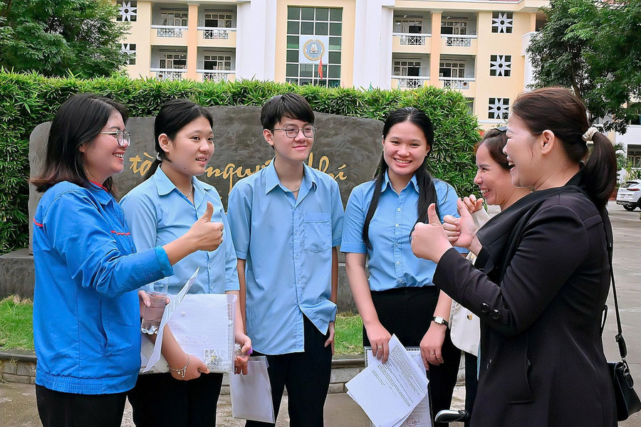 Phụ huynh cổ vũ, động viên tinh thần các thí sinh. Ảnh: Đ.T nv-thuyyyy.jpg