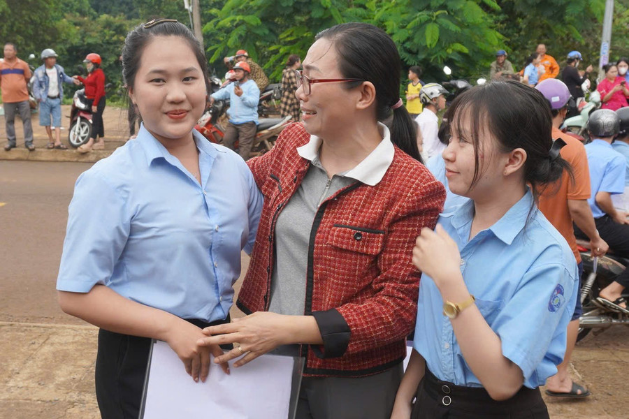 Sau buổi thi môn Ngữ văn, thí sinh tại Trường THPT Lê Hoàn xúc động được người thân chào đón. Ảnh: Chu Hằng nv-hang.jpg