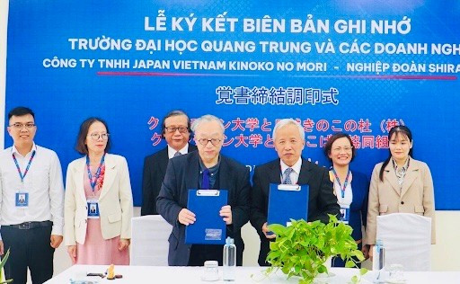 Viện nghiên cứu Sinh học Ứng dụng (Trường Đại học Quang Trung) phối hợp cùng Công ty TNHH Nikko Kinoko no Mori (Nhật Bản) triển khai mô hình nuôi trồng nấm hương. Ảnh: T.D z7171279664562-475e24743d9a5ed5ff95616939987c4a.jpg