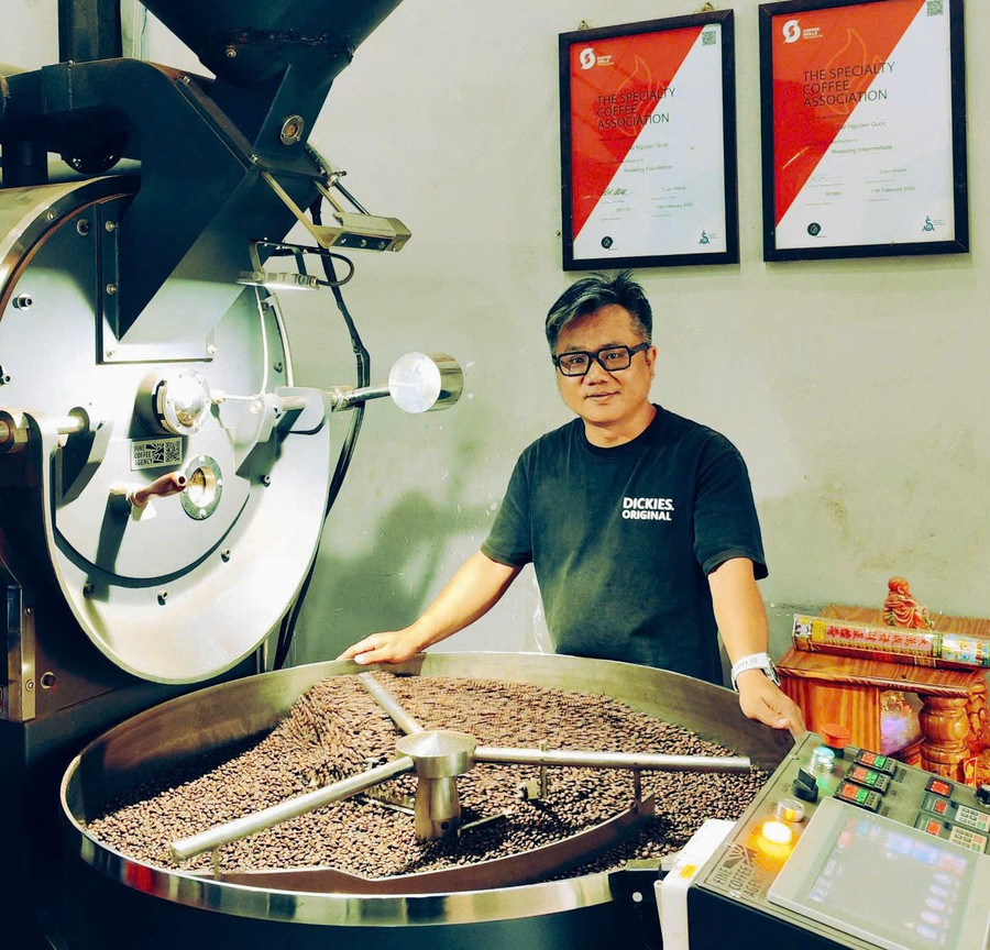 Anh Nguyễn Quốc Đạt (phường Pleiku) là một roaster nhiều kinh nghiệm trong việc “đánh thức” hương vị nguyên bản của cà phê Robusta. Ảnh: T.D 351b089a9f4817164e59.jpg
