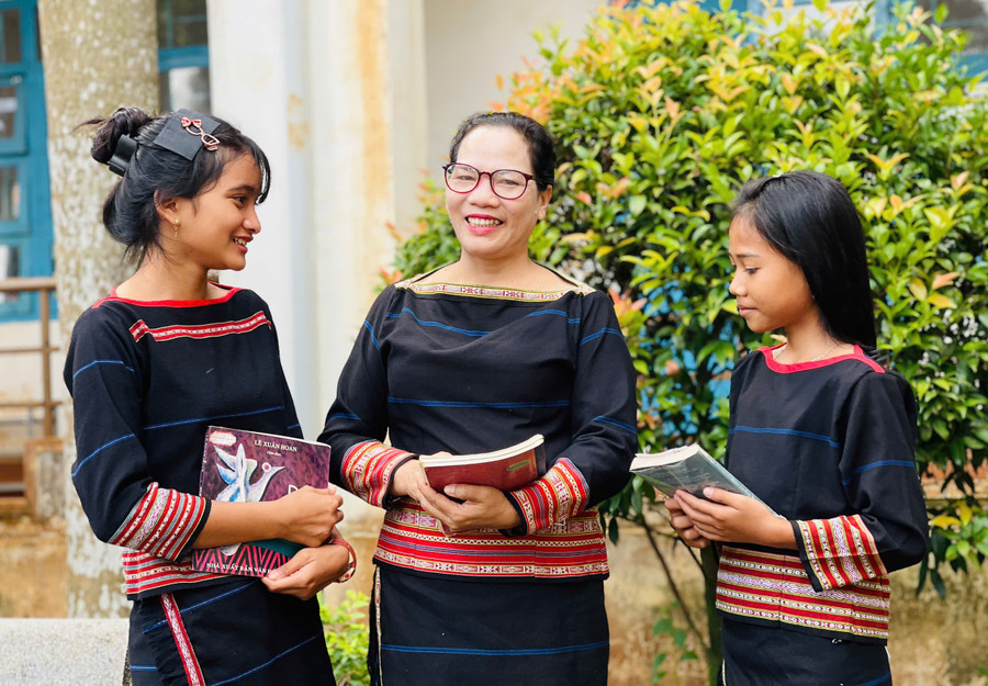 Các em học sinh Jrai giờ đã yêu thích việc được mặc trang phục truyền thống trong trường học. Ảnh: T.D 6-1.jpg