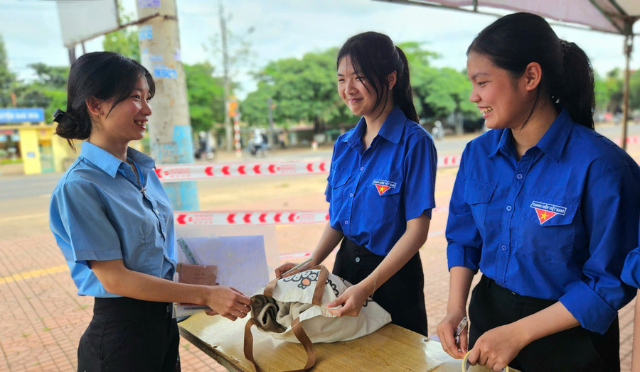 Tình nguyện tiếp sức mùa thi hỗ trợ thí sinh tại điểm thi Trường THPT Nguyễn Huệ (huyện Đak Đoa). Ảnh Lạc Hà duy.jpg
