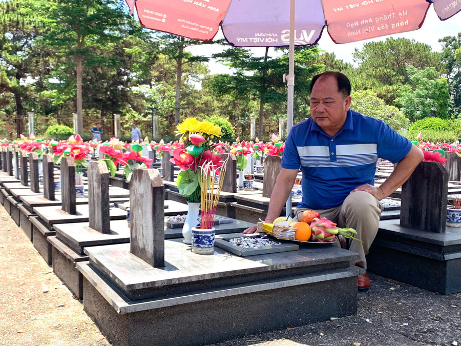 Ông Vũ Văn Phong (đến từ TP. Dĩ An, tỉnh Bình Dương) xúc động trước phần mộ của bố tại Nghĩa trang Liệt sĩ tỉnh Gia Lai. Ảnh: Chu Hằng ong-phong-hang.jpg