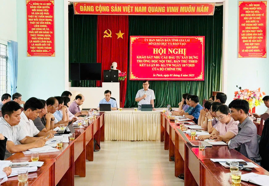 Đoàn công tác triển khai các văn bản của Trung ương, của tỉnh về chủ trương xây dựng trường nội trú, bán trú tại các xã biên giới và khảo sát nhu cầu đầu tư xây dựng trường học tại các địa phương. Ảnh: H.T 970995f42900a05ef911.jpg