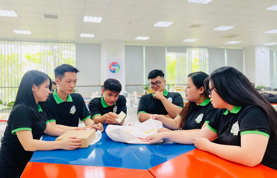 Từ ý tưởng biến rác thải nhựa thành thời trang, nhóm GreenWeave đã góp phần lan tỏa lối sống xanh. Ảnh: T.D 7ba501f23101ba5fe310.jpg