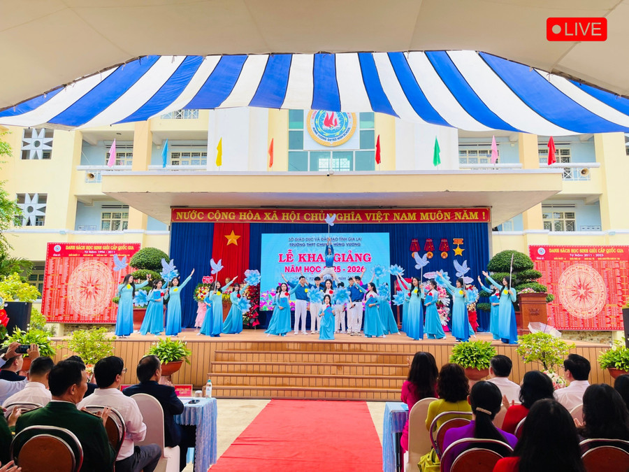 Không khí khai giảng tươi vui tại Trường THPT chuyên Hùng Vương. Ảnh: Trần Dung bb4f23049e34156a4c25-4602.jpg
