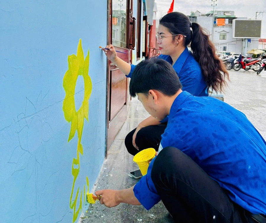 Đoàn viên, thanh niên xã Tuy Phước trang trí không gian đọc sách ở Thư viện Hy vọng. Ảnh: T.D gen-h-z7024941456630-c545643ab0fe6fc0ee524ca46dc270f8.jpg