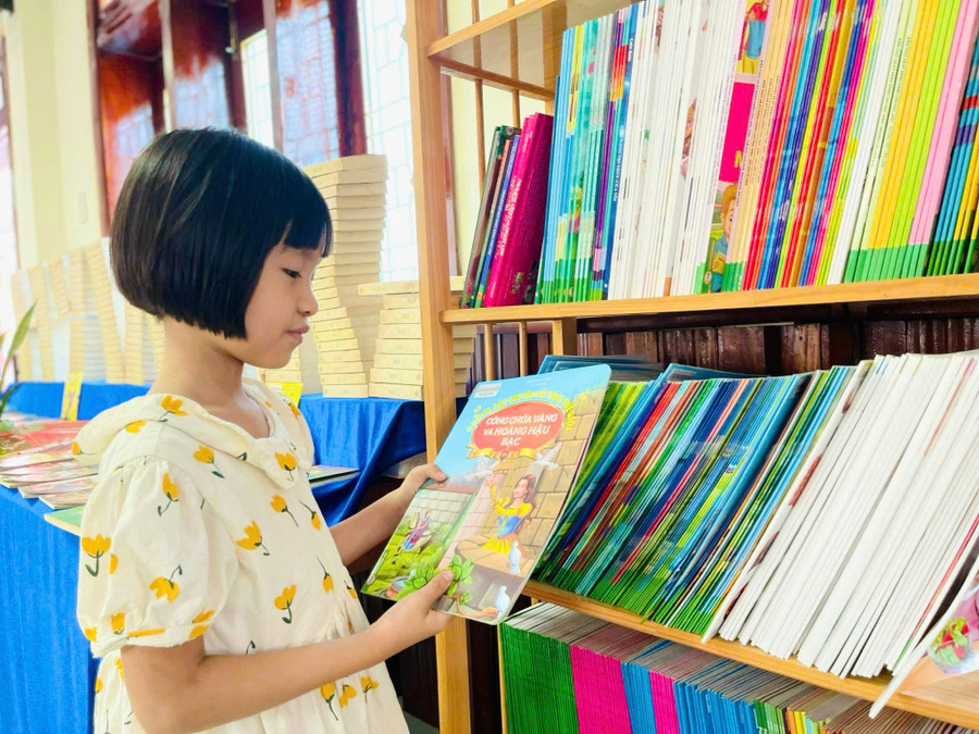 Em Bùi Thảo Duyên (lớp 2, Trường Tiểu học số 1 Tuy Phước) rất yêu thích góc đọc sách ở Thư viện Hy vọng. Ảnh: T.D gen-h-z7024941485007-64daefcdc99ad63482a684f3ce830580.jpg