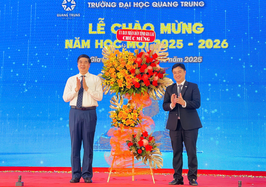 Phó Chủ tịch UBND tỉnh Lâm Hải Giang (bên trái) tặng hoa chúc mừng Trường Đại học Quang Trung tại lễ chào mừng năm học mới 2025-2026. Ảnh: T.D pho-chu-tich-ubnd-tinh-lam-hai-giang-tang-hoa-chuc-mung-truong-dai-hoc-quang-trung.jpg