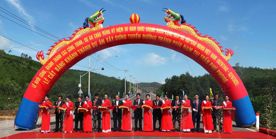 Các đại biểu cắt băng khánh thành Dự án xây dựng tuyến đường tránh phía Nam thị trấn Phú Phong. Ảnh: Kiều Vy 4.jpg