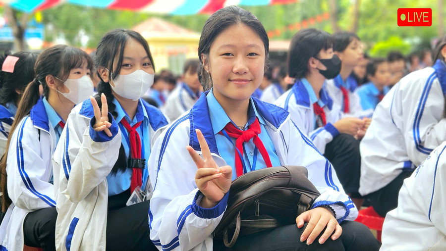 Em Phạm Nguyễn Thanh Trúc (lớp 7A8, Trường THCS Chu Văn An, xã Chư Sê) đặc biệt ấn tượng với lễ khai giảng năm nay. Ảnh: Ngọc Duy duyyy-5401.jpg