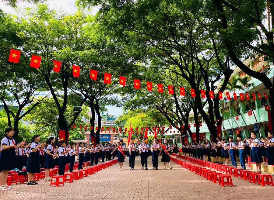 Cán bộ, giáo viên và học sinh Trường Tiểu học Lý Thường Kiệt (phường Quy Nhơn) chuẩn bị chu đáo cho chương trình khai giảng ngày 5-9. Ảnh: Trần Dung 9cc6a02e06058d5bd414.jpg