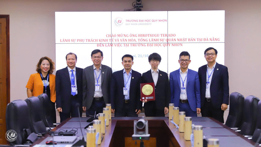 truong-dai-hoc-quy-nhon-lam-viec-voi-dai-dien-tong-lanh-su-quan-nhat-ban-tai-da-nang.jpg