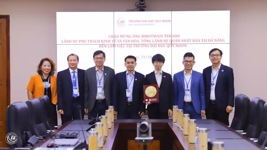 truong-dai-hoc-quy-nhon-lam-viec-voi-dai-dien-tong-lanh-su-quan-nhat-ban-tai-da-nang.jpg