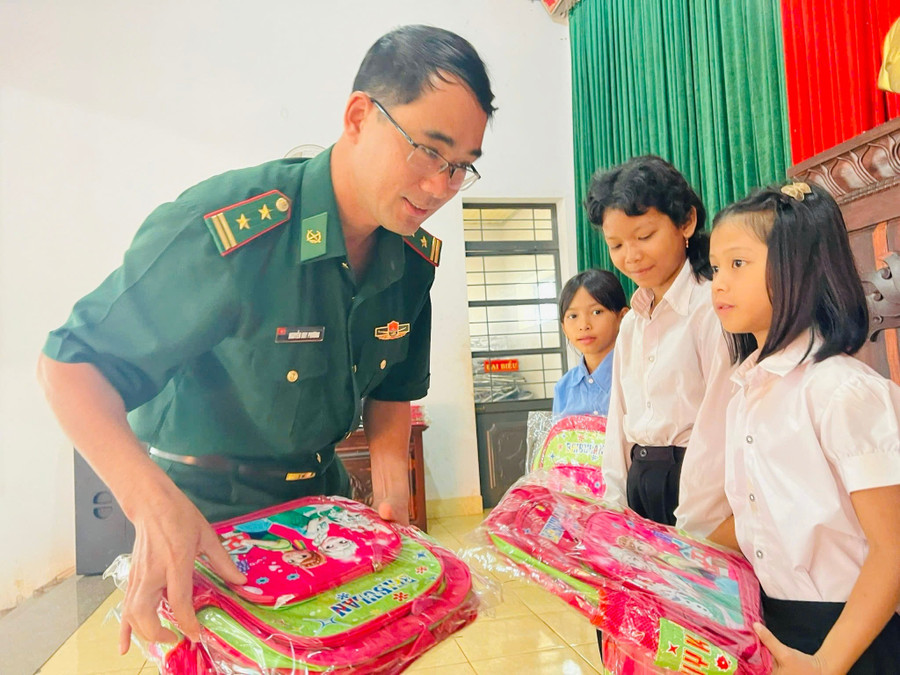 Đồn Biên phòng Ia Pnôn phối hợp với các nhà hảo tâm và Ban Giám hiệu Trường Tiểu học và THCS Lương Thế Vinh tặng cặp sách cho học sinh. Ảnh: T.D a36f34423233ba6de322.jpg