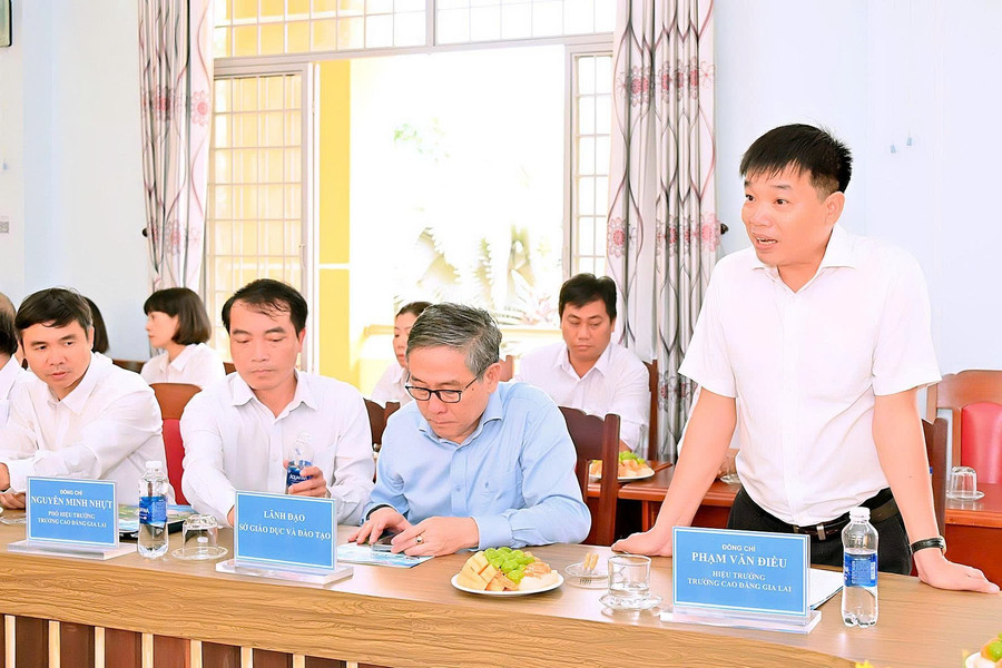 Hiệu trưởng Trường Cao đẳng Gia Lai Phạm Văn Điều báo cáo tổng quát về tình hình hoạt động của nhà trường. Ảnh Đ.T 1122861b2edd9a83c3cc.jpg