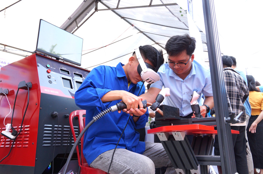 Nghề hàn tại Trường Cao đẳng Kỹ thuật Công nghệ Quy Nhơn được đầu tư trang-thiết bị mang tính tự động hóa cao, bắt nhịp với sự thay đổi về công nghệ. Ảnh: Nguyễn Muội 1-ktcn.jpg