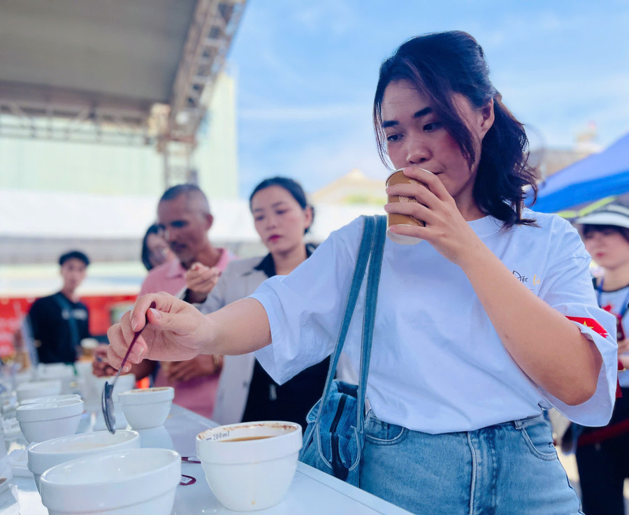 Hoạt động uống cà phê miễn phí được xem là cầu nối cho người tiêu dùng tìm hiểu về chất lượng cà phê Gia Lai. Ảnh: T.D eea98fb205aab7f4eebb.jpg