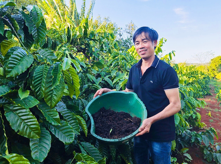 Anh Lê Viết Đen (làng Plei Briêng, xã Chư Pưh) "biến" chất thải chăn nuôi, vỏ cà phê, rơm rạ... thành phân bón hữu cơ cho cây trồng. Ảnh: T.D z7027539719970-e808448220b205325da246a3dbce7df7.jpg