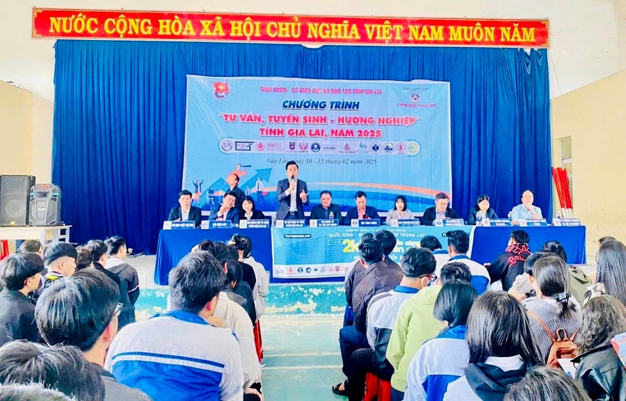 Phân hiệu Trường Đại học Sư phạm TP. Hồ Chí Minh tại Gia Lai đặc biệt quan tâm đến công tác tư vấn tuyển sinh. Ảnh: T.D e27b9bbe84ad32f36bbc.jpg