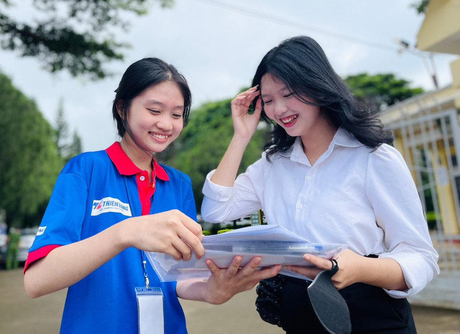 Em Trần Ánh Nguyệt ( áo trắng, lớp 12C4, Trường THPT Hoàng Hoa Thám, TP. Pleiku) vui mừng vì làm tốt 2 bài thi Địa lý và Lịch sử. Ảnh: Trần Dung 2-dunggg.jpg