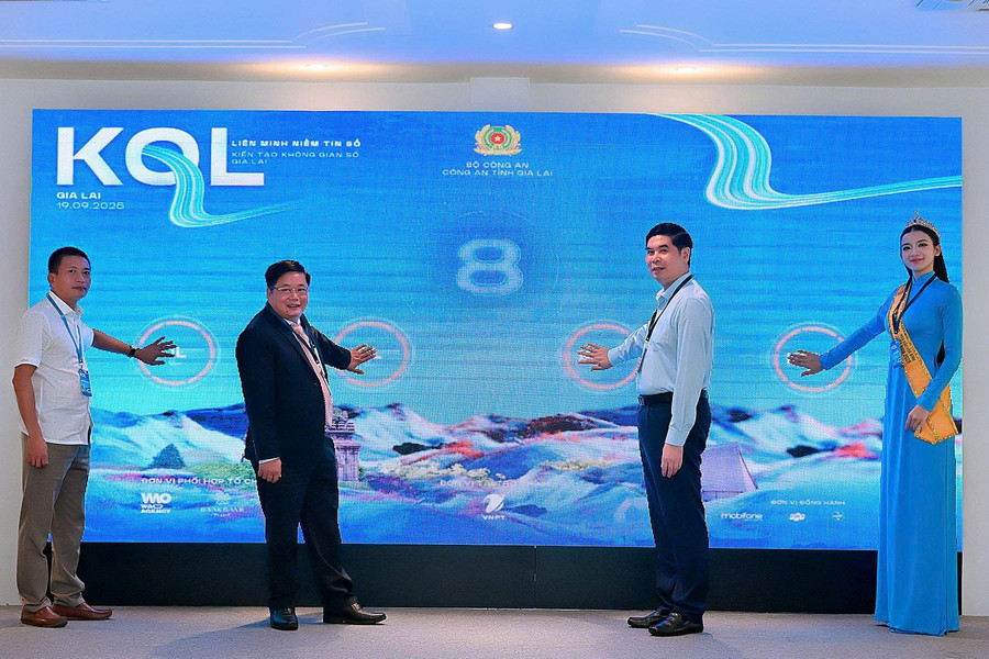 Các đại biểu nhấn nút ra mắt mô hình “Kiến tạo không gian số Gia Lai”. Ảnh: Đ.T 3dt.jpg