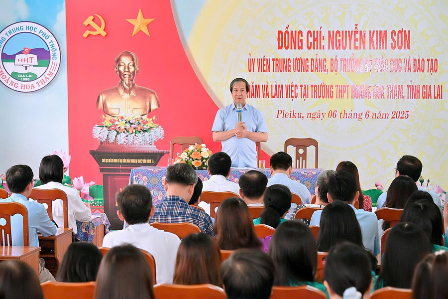 Bộ trưởng Bộ GD-ĐT Nguyễn Kim Sơn nắm bắt tâm tư, nguyện vọng của thầy và trò Trường THPT Hoàng Hoa Thám (TP. Pleiku). Ảnh: Đ.T hht.jpg