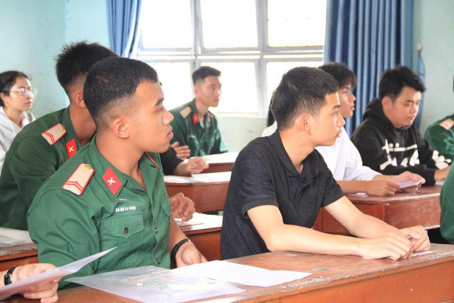Thí sinh tự do dự thi theo Chương trình GDPT 2006 tập trung lắng nghe cán bộ coi thi phổ biến quy chế thi. Ảnh: Hoàng Hoài hoai-td-1148.jpg