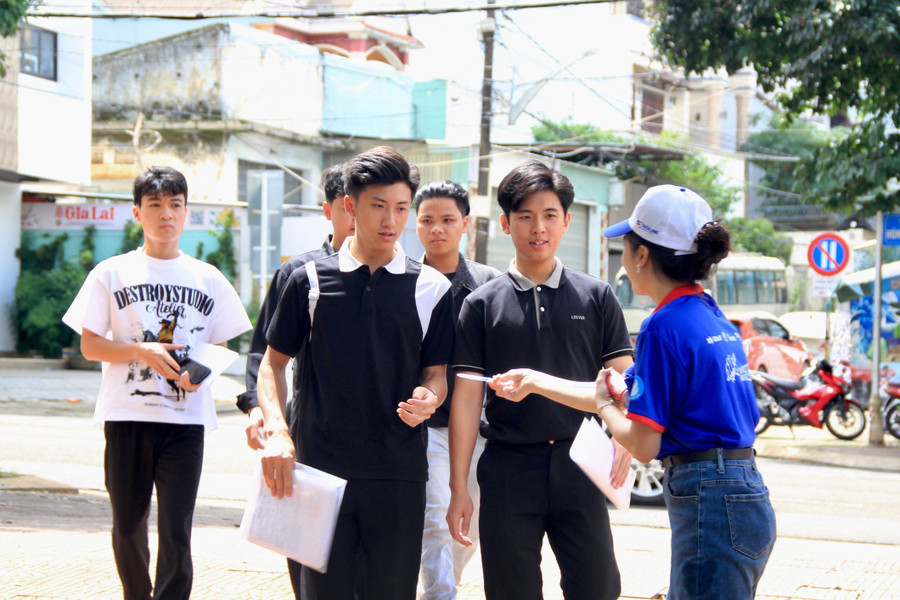Các đội hình tình nguyện đã hỗ trợ tối đa cho các thí sinh trong buổi chiều học quy chế. Ảnh: H.H hoai-td.jpg