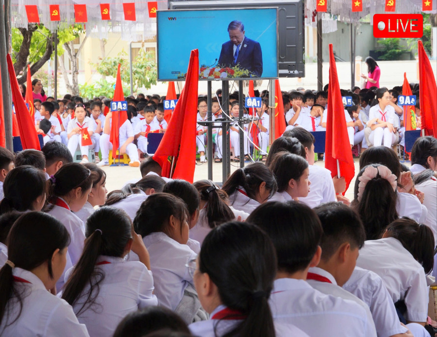 Cán bộ, giáo viên, học sinh Trường THCS số 1 Phước Sơn (xã Tuy Phước Đông) tập trung theo dõi lễ khai giảng trực tuyến. Ảnh: Nguyễn Muội muoiii-173.jpg