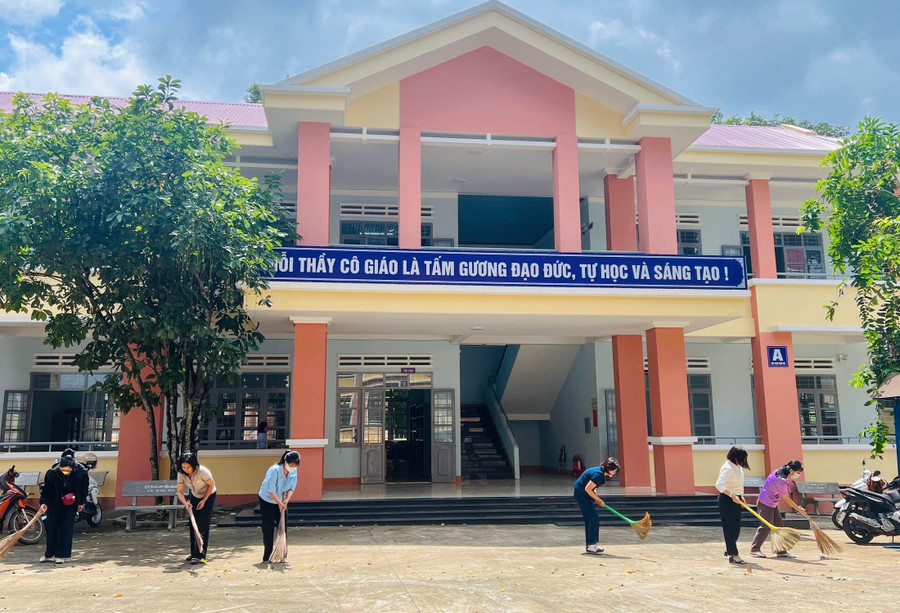 Cán bộ, giáo viên Trường Tiểu học và THCS Phù Đổng (xã Ia Púch) dọn dẹp khuôn viên sân trường, chuẩn bị cho năm học mới. Ảnh: T.D f17d2c592a28a276fb39.jpg