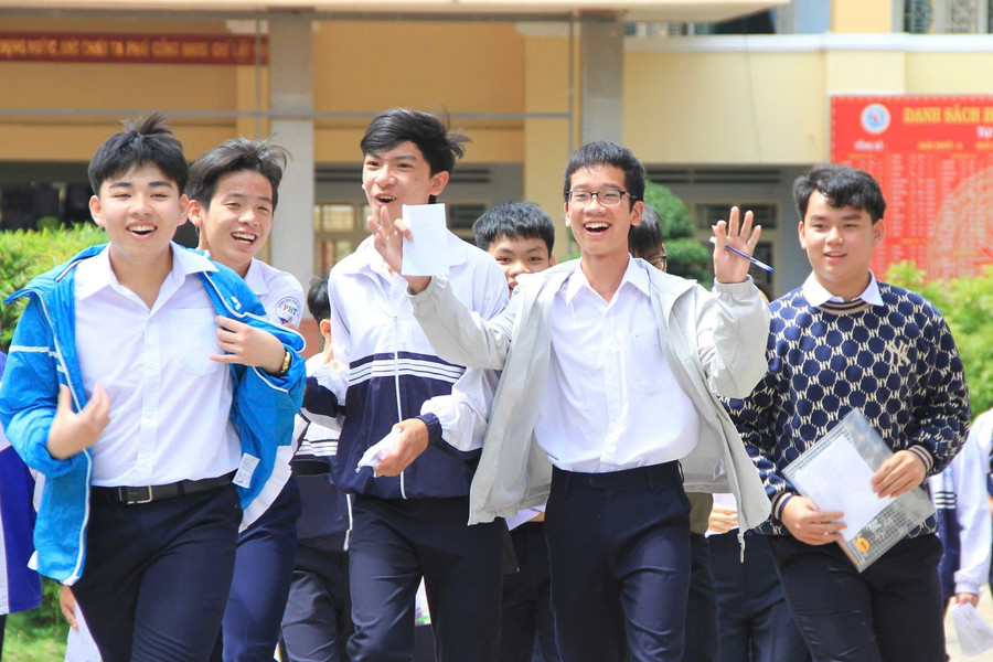 Thí sinh hào hứng chinh phục Kỳ thi tuyển sinh vào lớp 10 Trường THPT chuyên Hùng Vương năm học 2025-2026. Ảnh: H.H 54d55cbfb56f0131587e.jpg