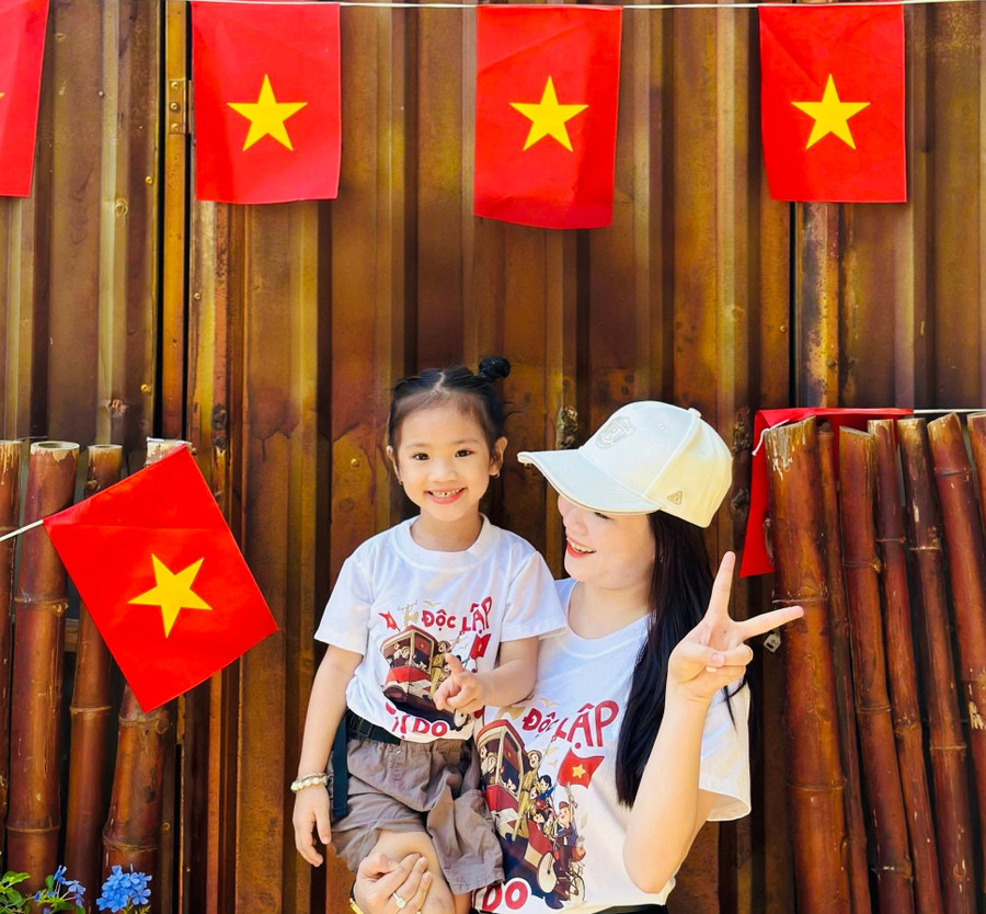 Thông điệp yêu nước được lan tỏa mạnh mẽ tại những quán cà phê trang hoàng rực rỡ với màu cờ Tổ quốc thiêng liêng. f51df05fce10454e1c01.jpg